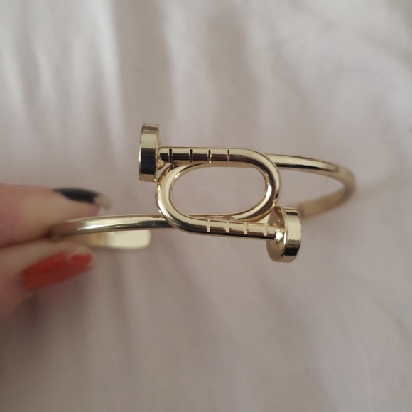 New Twisted Nail Head Gold Cuff Bracelet. - Picture 3 of 15